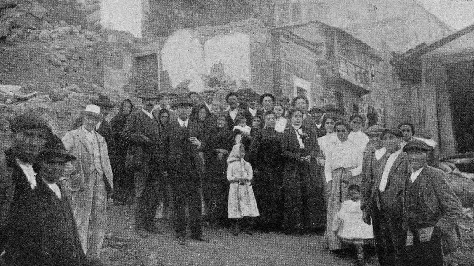 Temes reparte ayudas entre la víctimas. Vida gallega nº 27.