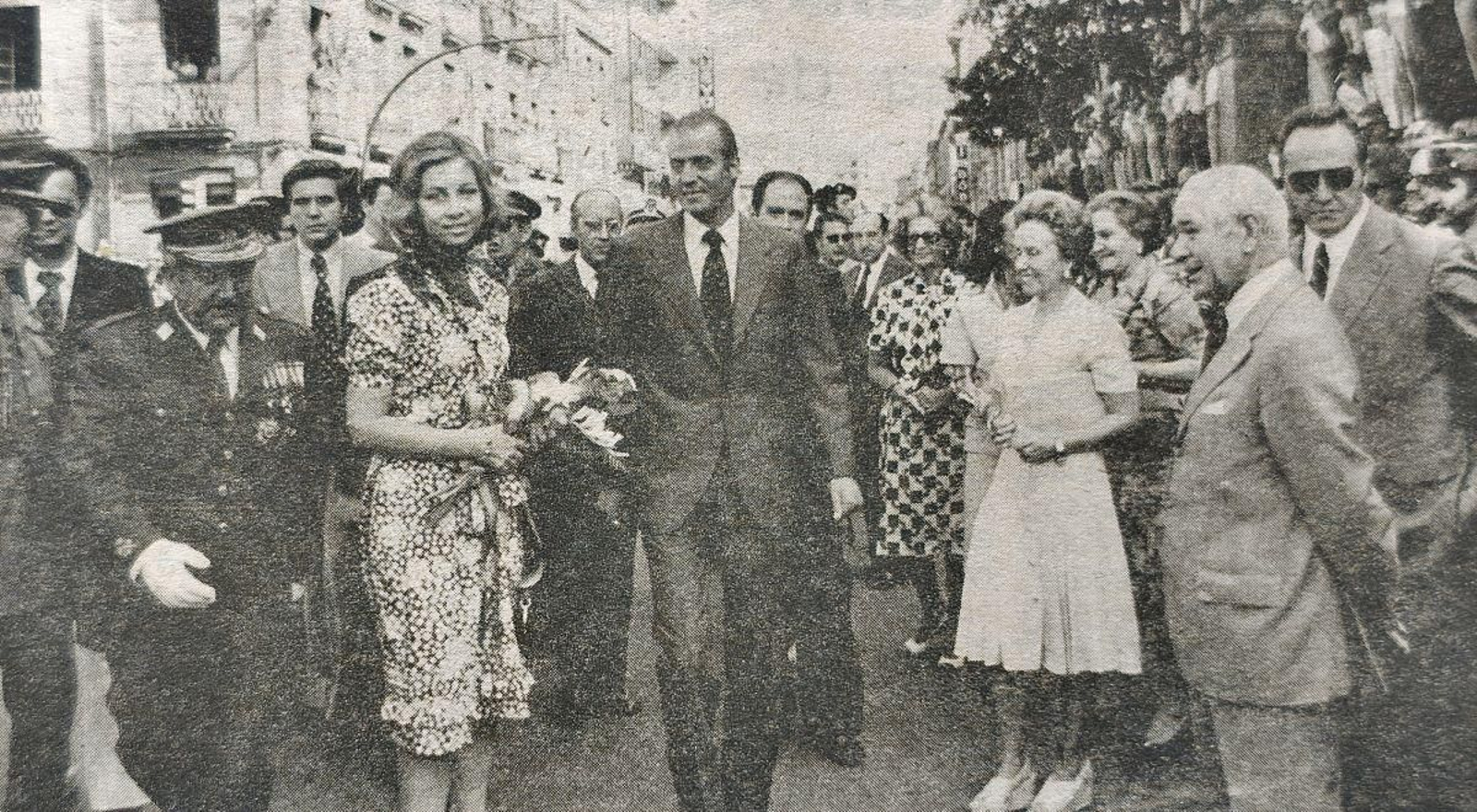 Los reyes de España saludando a las autoridades provinciales y locales frente al Palacio Episcopal.