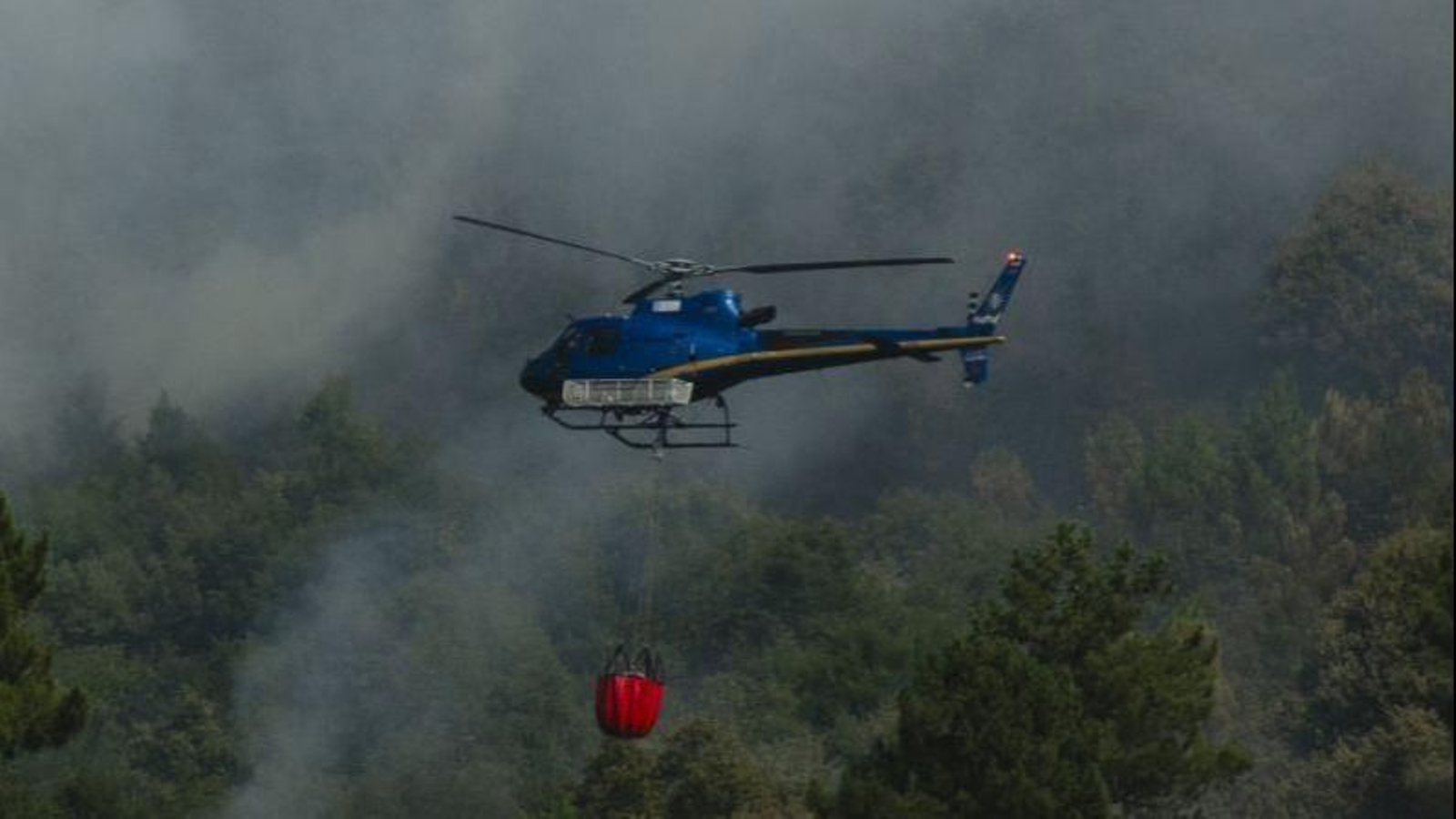 Un helicóptero actuando en el incendio en Vilardevós.