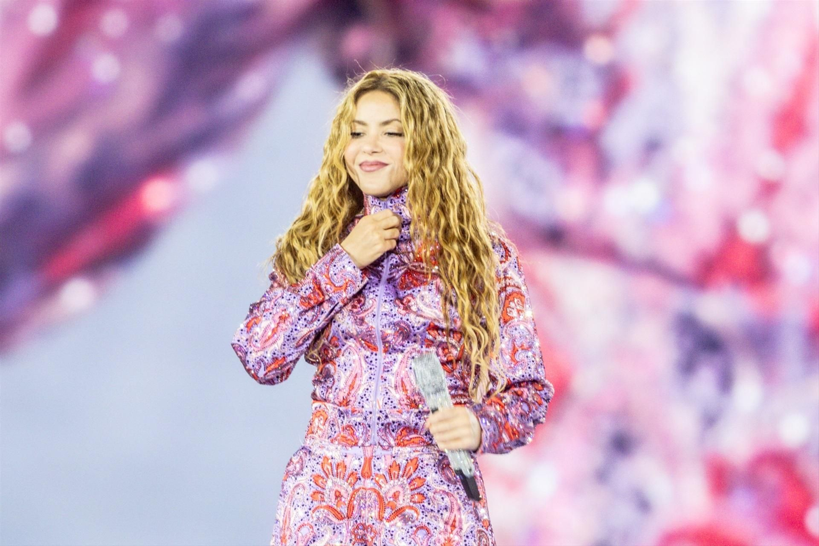 La cantante Shakira actúa durante el primer concierto de su residencia en España.