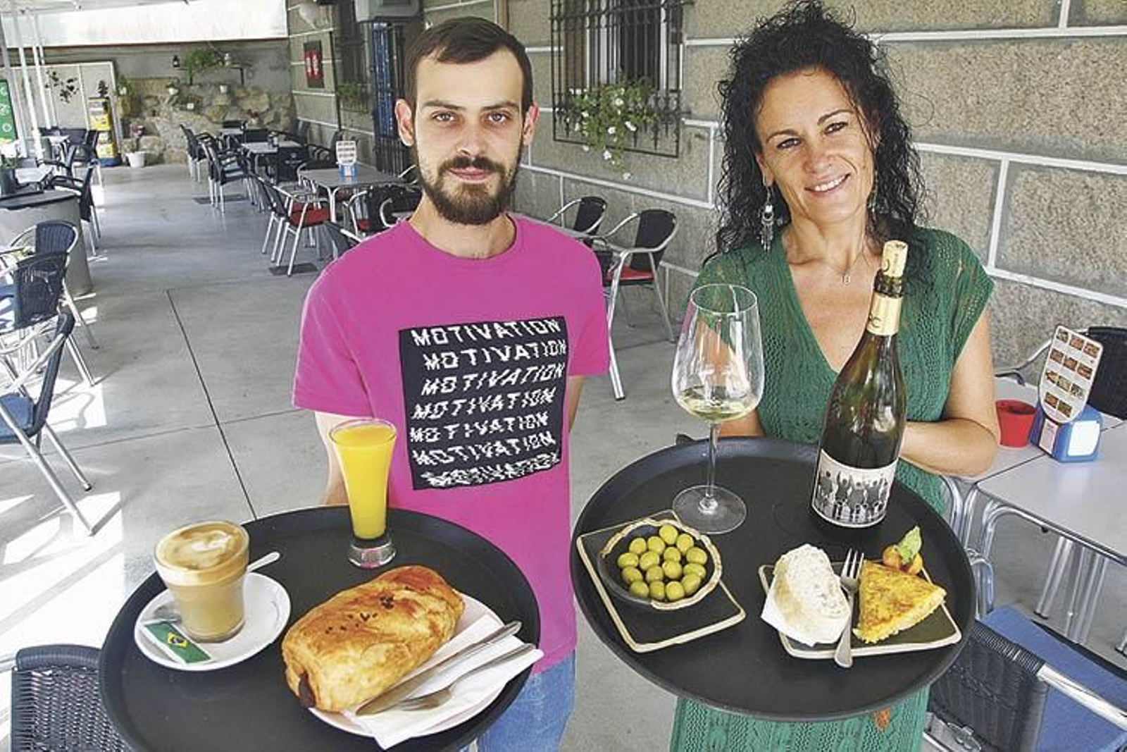 Carlos y Berta de la Cafetería Don Floro, en Amoeiro.