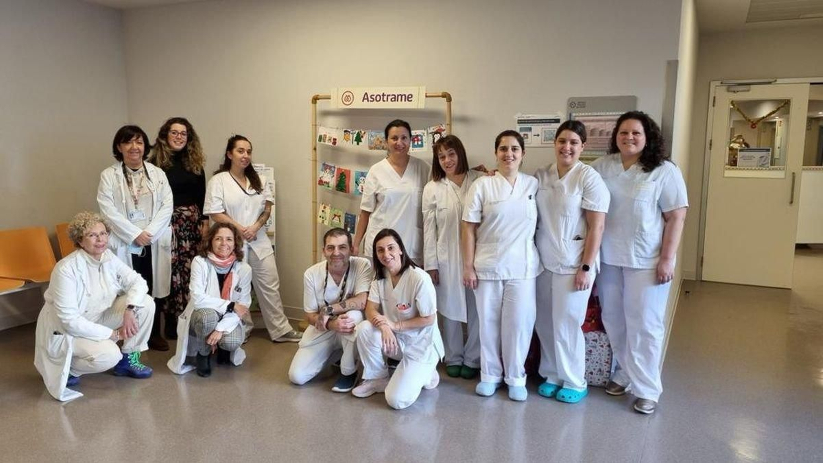 Profesionales del servicio de Hematología y de la dirección del área, ayer en la exposición de Asotrame.