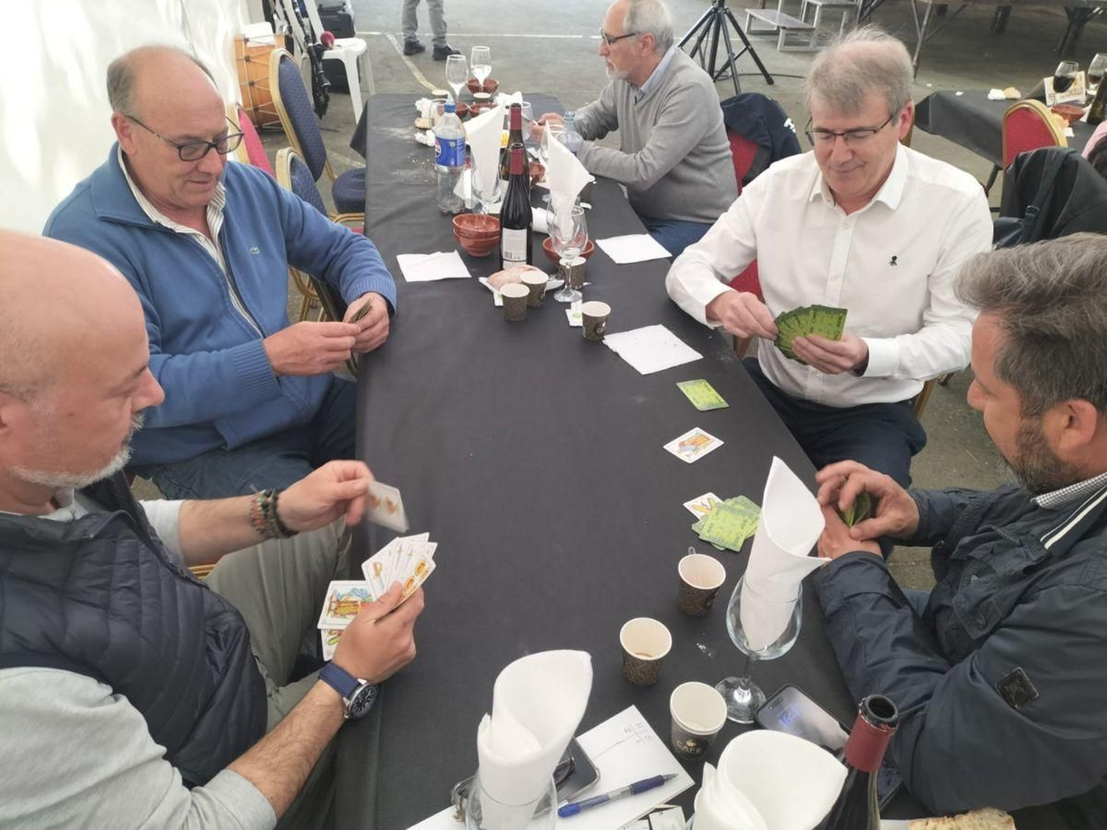 El delegado territorial, a un diputado autonómico, al alcalde y a un concelleiro de Cualedro jugando a las cartas