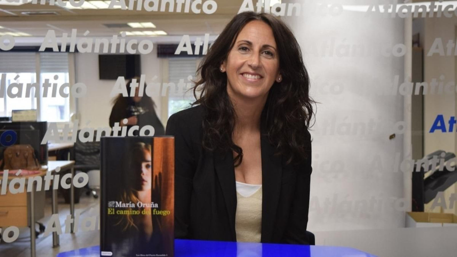 María Oruña, en el set de Atlántico TV, con su última novela.
