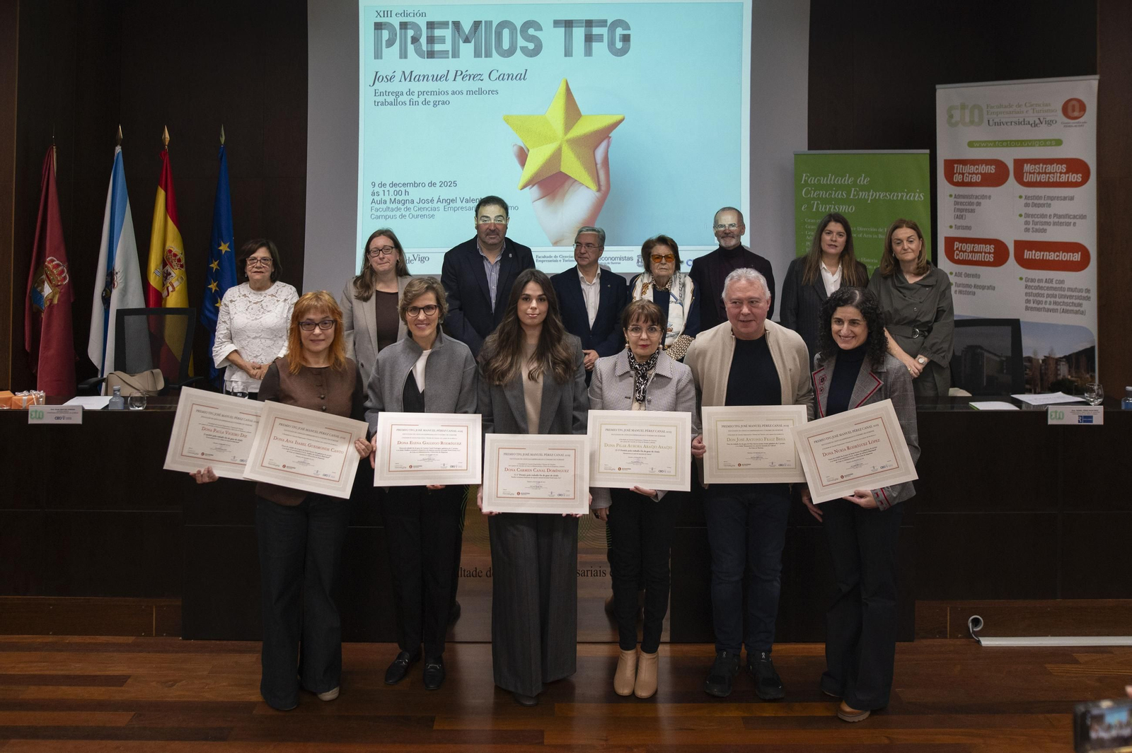 Las alumnas galardonadas en el centro, junto a sus tutores y otras autoridades presentes en el acto.