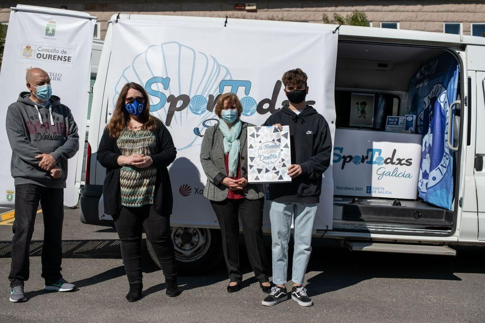 Mauro Alonso, alumno de El Atelier, recoge su premio como mejor dibujo para la campaña. (Foto: Óscar Pinal)