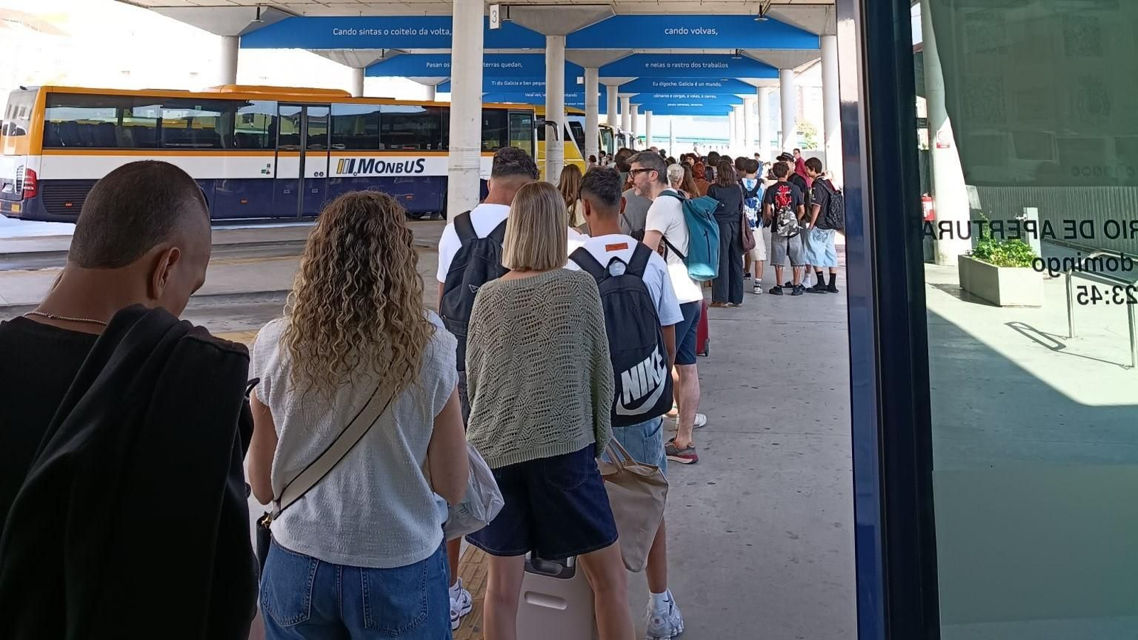 Largas colas en la estación intermodal de Ourense.