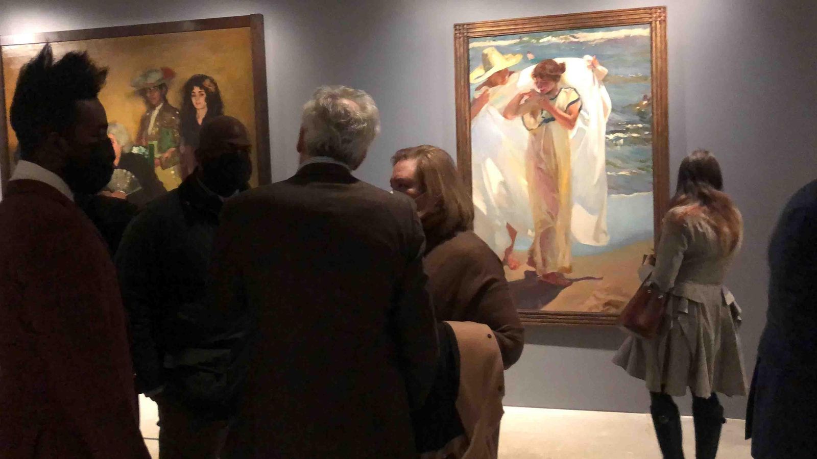 Visitantes observan obras durante la inauguración de la muestra "Nuestra casa", en Nueva York (EE.UU.).. EFE/ Javier Otazu