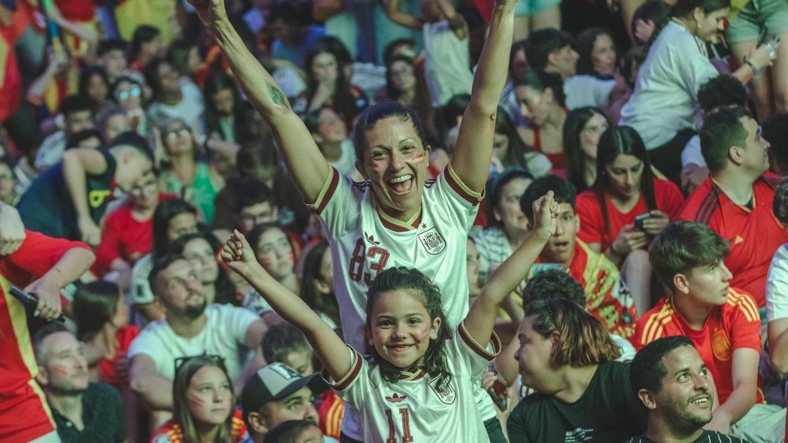La ilusión por España en la semifinal tiñe de rojo la provincia de Ourense