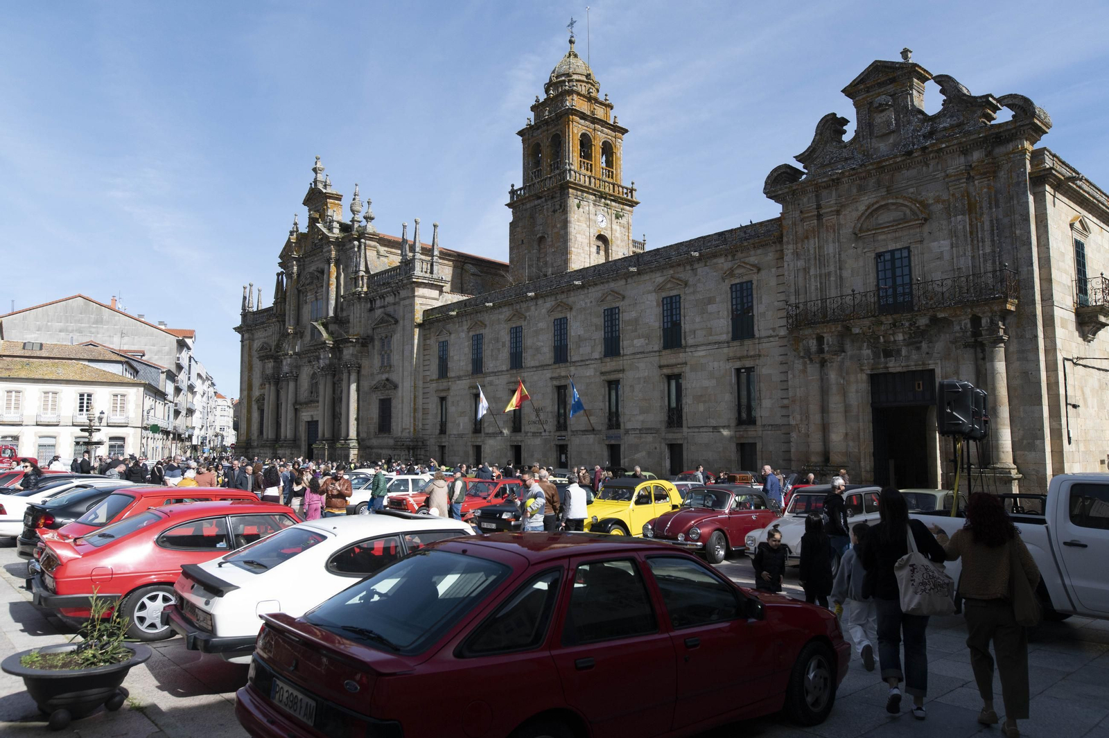 Galería | Celanova vive una jornada de pasión por el mundo del motor, desde coches clásicos a motos chopper