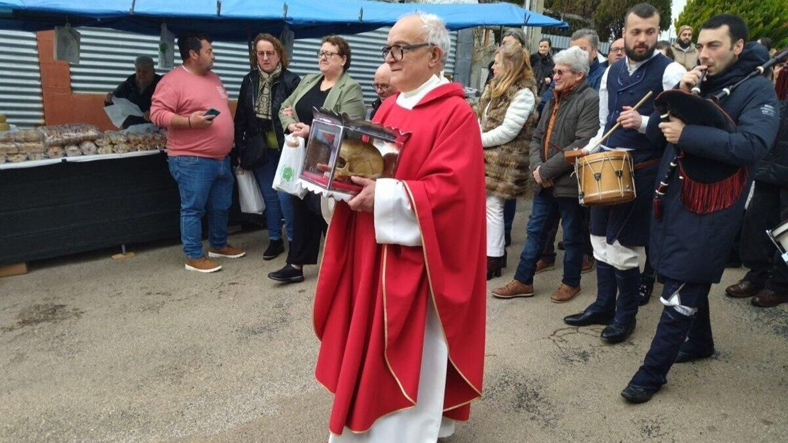 El sacerdote procesionando la reliquia del santo.