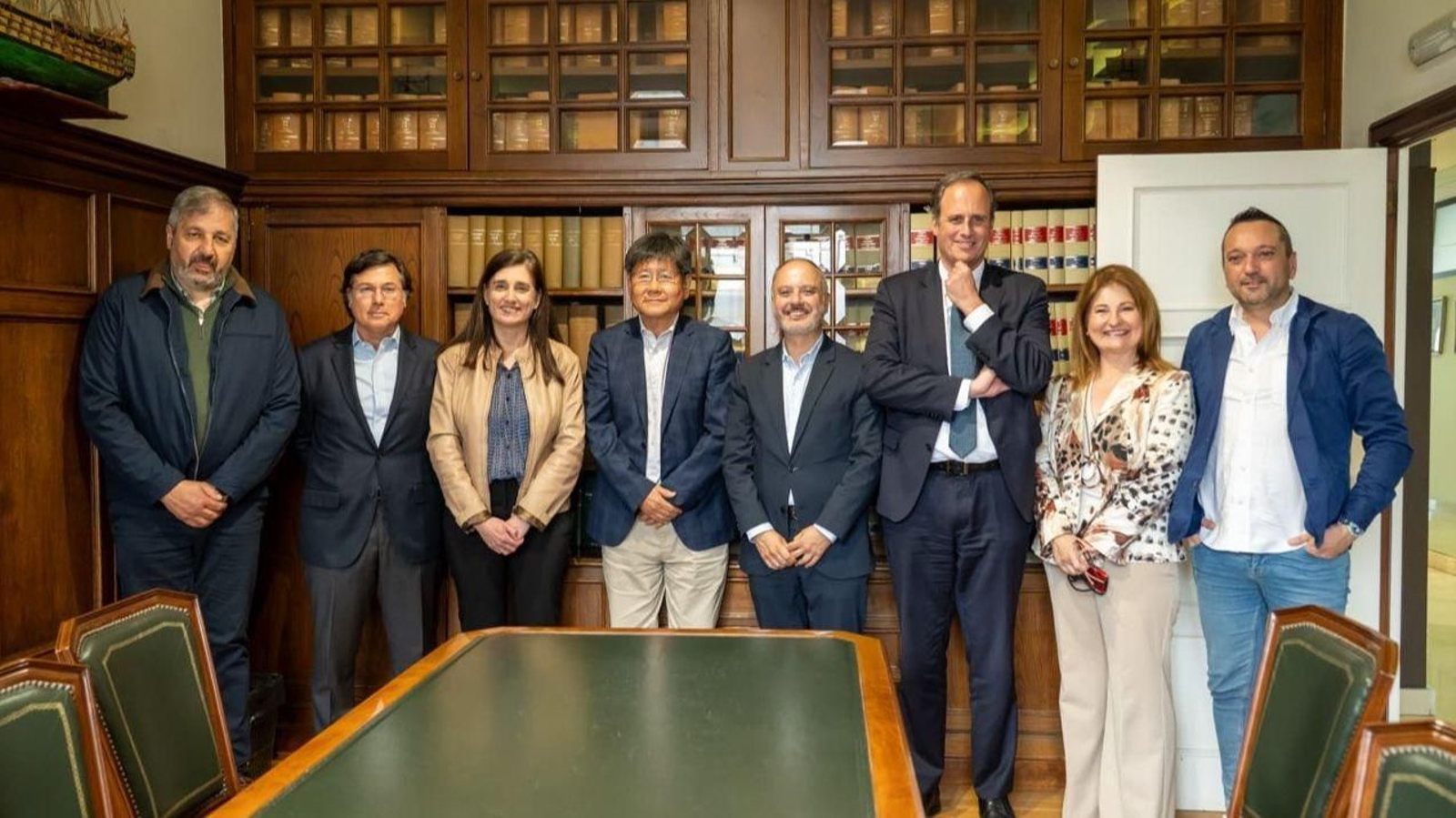 Zona Franca de Vigo, Autoridad Portuaria y Consellería de Industria de la Xunta de Galicia durante la firma de hoy de la venta a la empresa Hijos de Carlos Albo S.L.