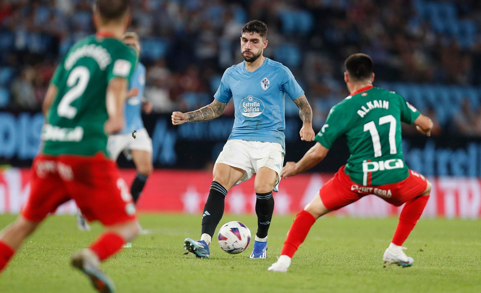 Pase de Unai Núñez en el partido entre el Celta y el Alavés en Balaídos.