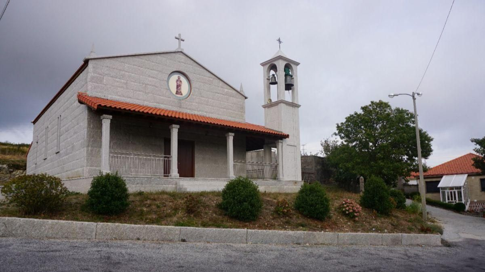 El entorno de la iglesia de San Pedro do Regueiro.