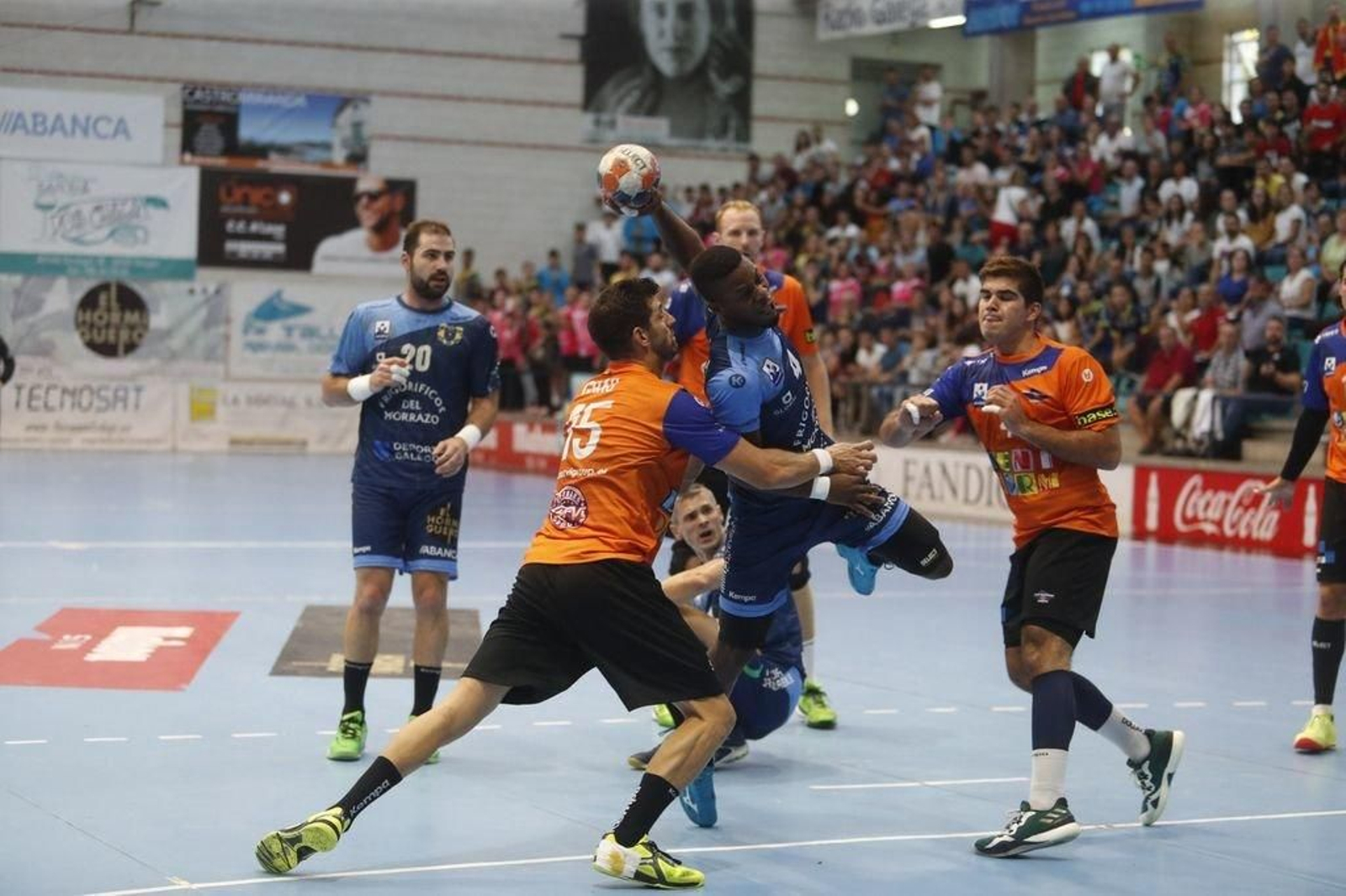 Aranda lanza a portería en un encuentro de esta temporada.