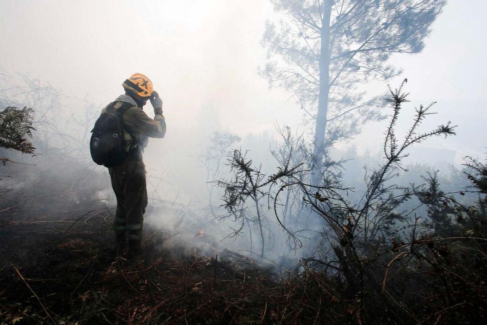 Bombero durante los trabajos de extinción en Arbo. J.V. Landín