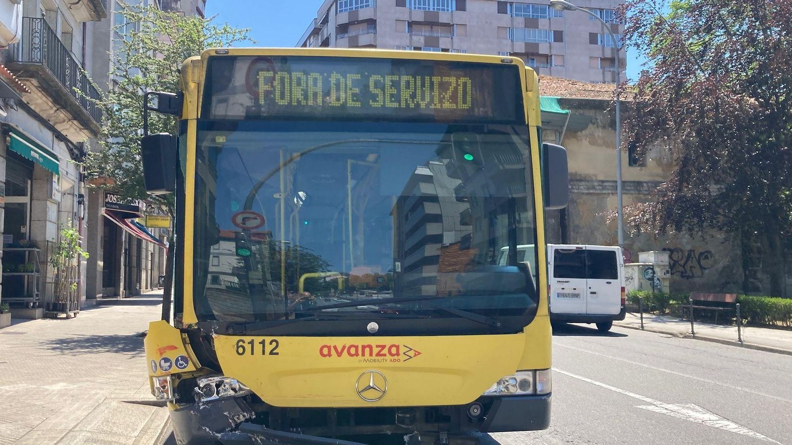 El estado en el que terminó el autobús que embistió a varios coches en Ourense