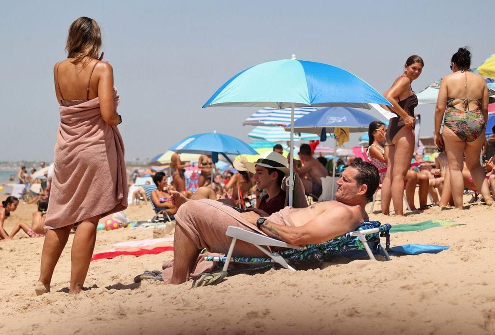 Manu Tenorio en las playas de Cádiz.