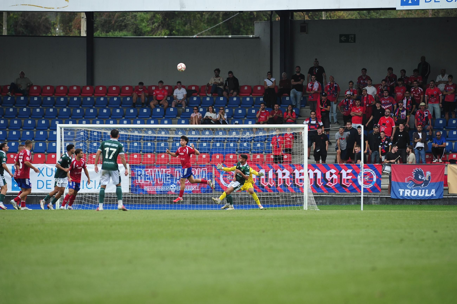 Galería | O Couto disfruta del buen tiempo y el empate de la UD Ourense ante el Cacereño