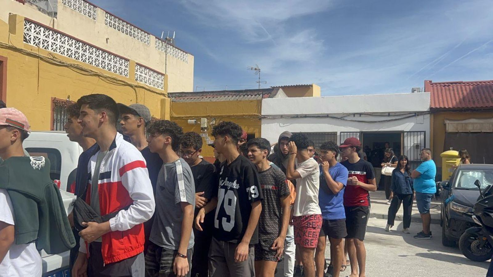 Migrantes en el barrio El Príncipe, en Ceuta.