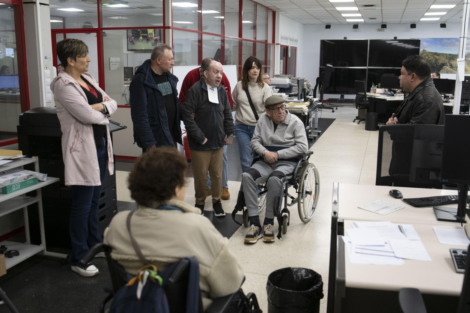 Galería | Usuarios de la Residencia de Santa Cruz conocen por dentro el trabajo de La Región y Telemiño