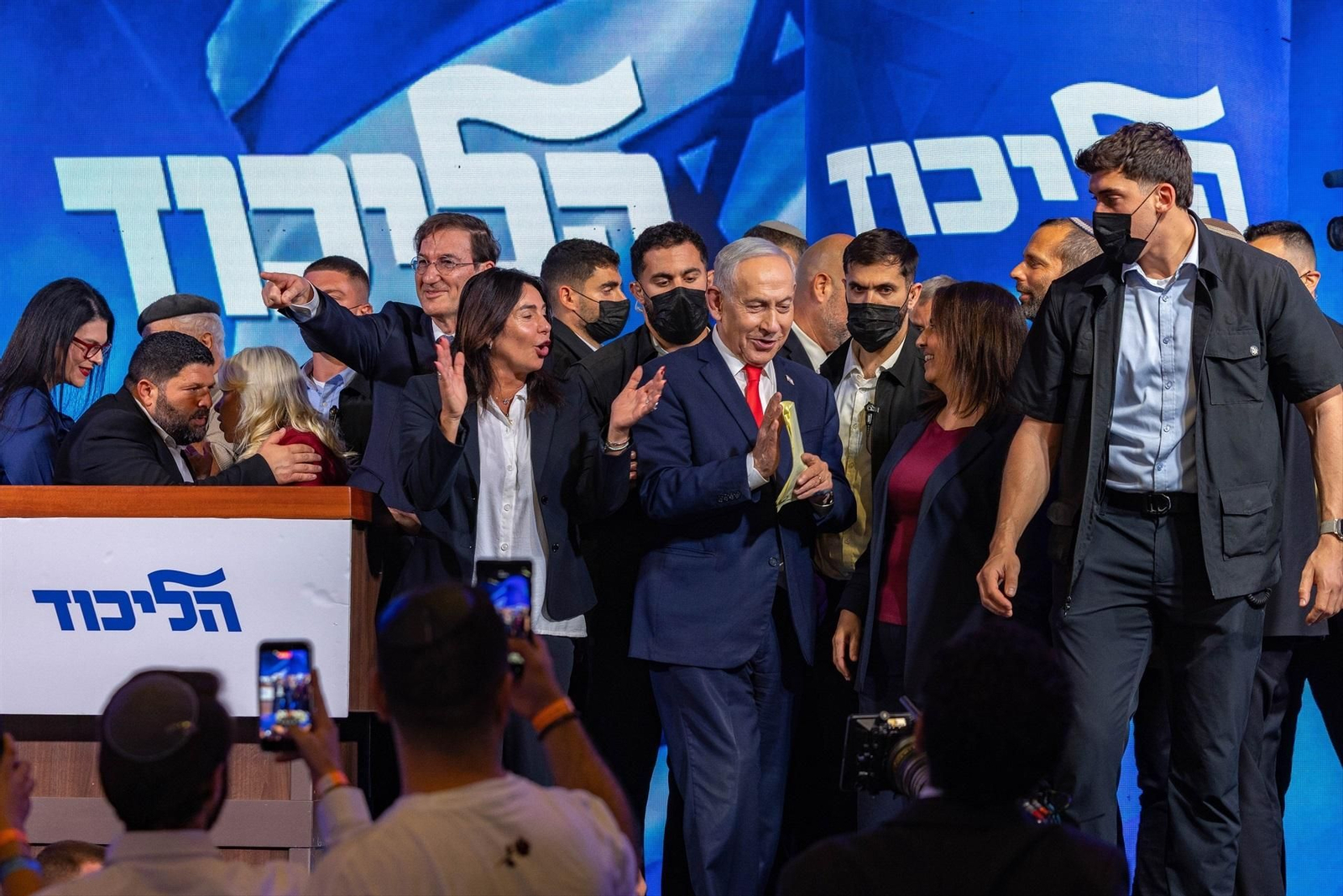 El primer ministro israelí y líder del partido Likud, Benjamin Netanyahu (c), se dirige a sus seguidores durante el acto electoral de la formación en el Centro Internacional de Convenciones de Teddy Hall, tras la publicación de los sondeos.