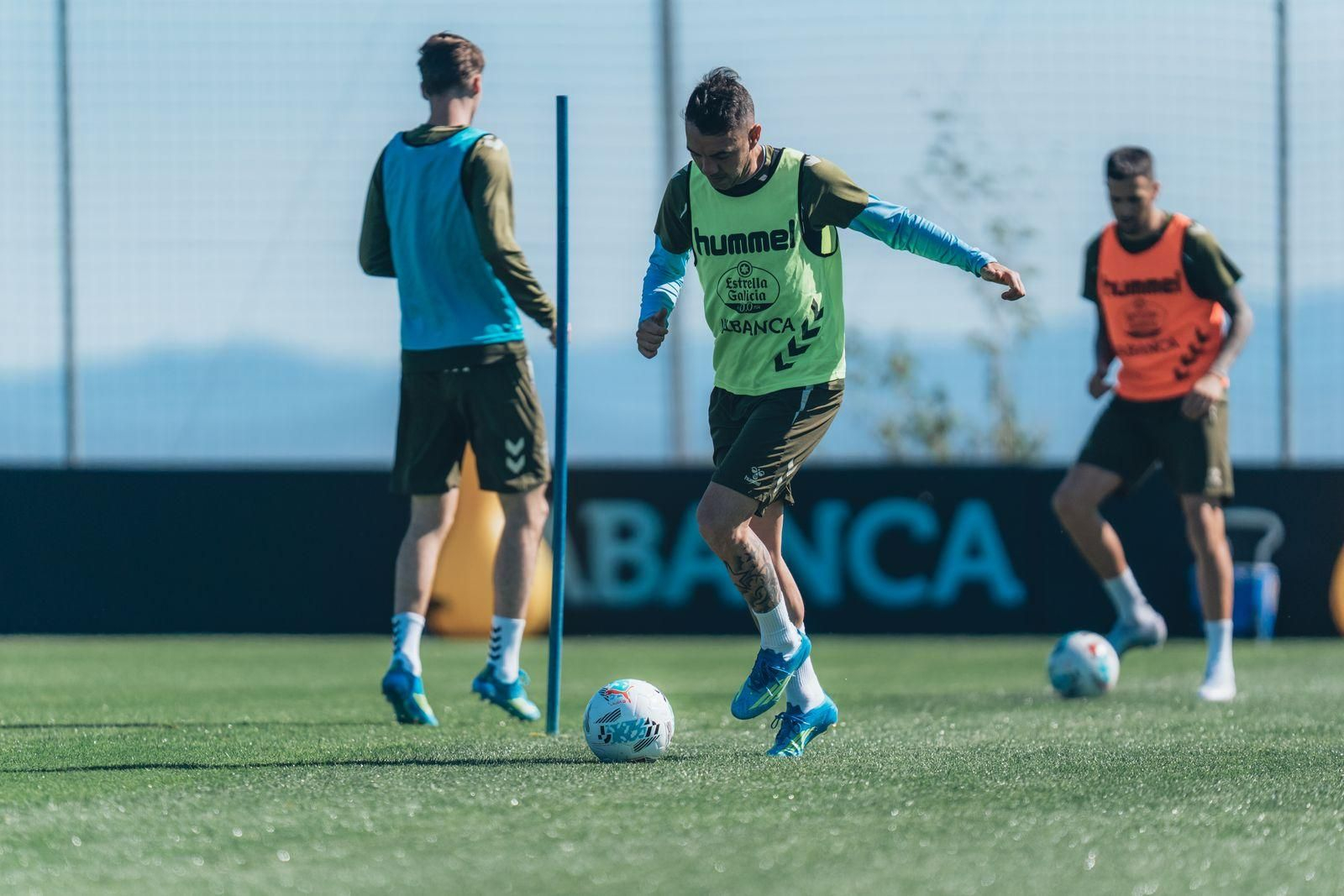 Iago Aspas se dispone a golpear un balón, ayer, en el entrenamiento del Celta en la ciudad deportiva de Mos.