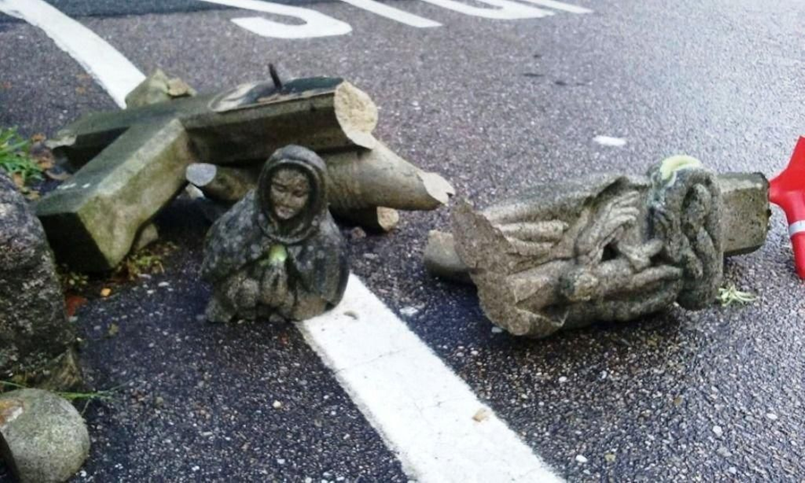 Los restos de la cruz y el capitel, que quedaron esparcidos por la calzada fueron recogidos por personal municipal.