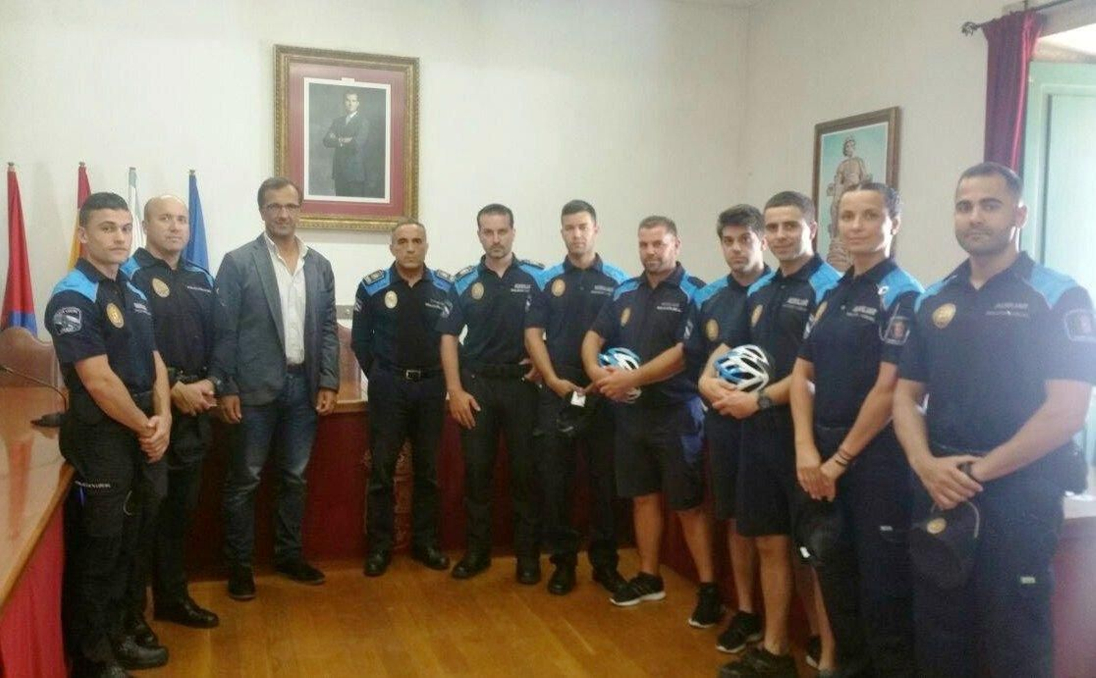Rodal y Alonso con los nuevos agentes auxiliares de la Policía Local de Baiona.