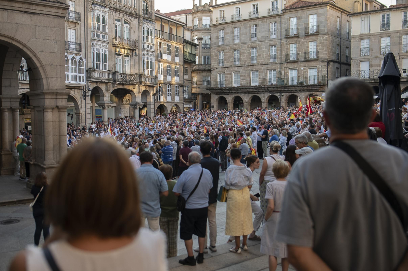Vecinos y representantes políticos concentrados en la Praza Maior de Ourense frente al Concello durante la jornada de apoyo a Ceuta.