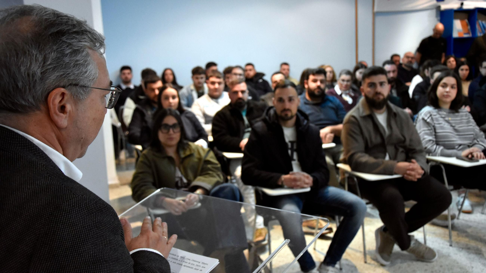 Luis Menor, presidente de la Diputación de Ourense, en la reunión convocada este sábado en la sede del PP en Xinzo de Limia