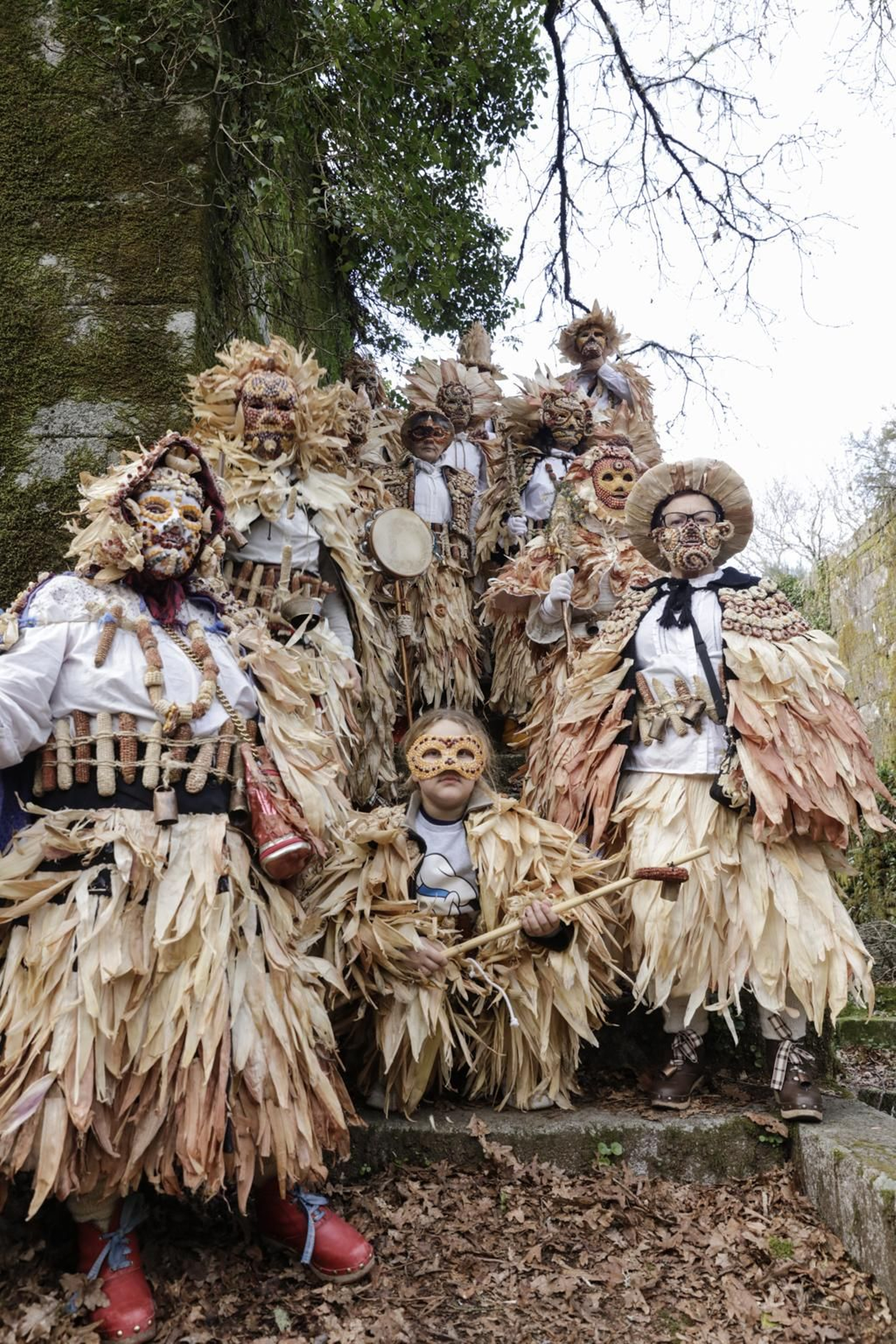 Galería | El follateiro, un traje que encuentra su materia prima en la naturaleza