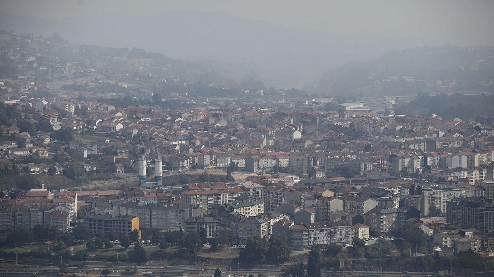 La ciudad de Ourense envuelta en humo.