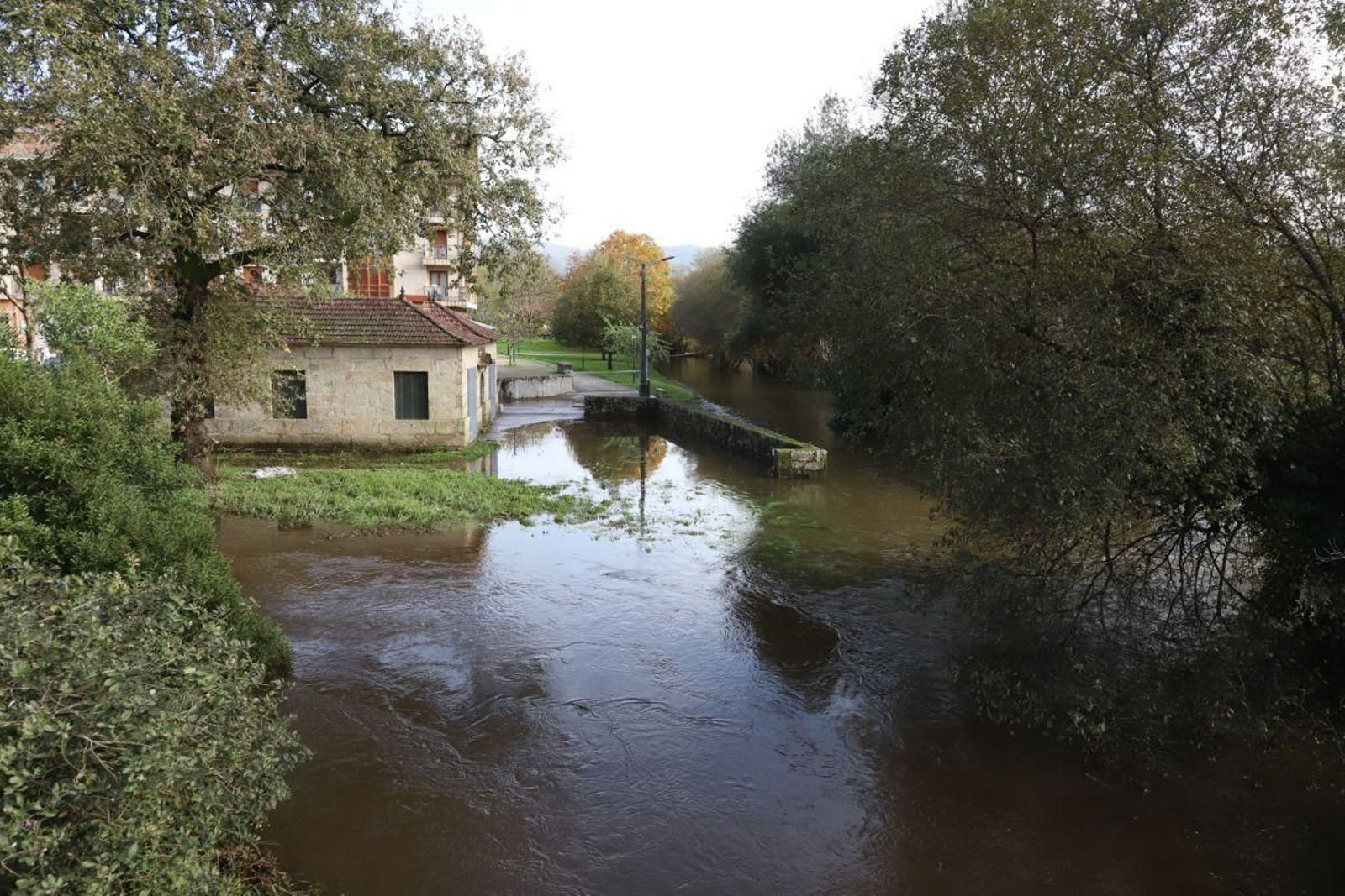 El Miñor en la zona del matadero en Gondomar se mantuvo fuera de su cauce durante toda la jornada de ayer.