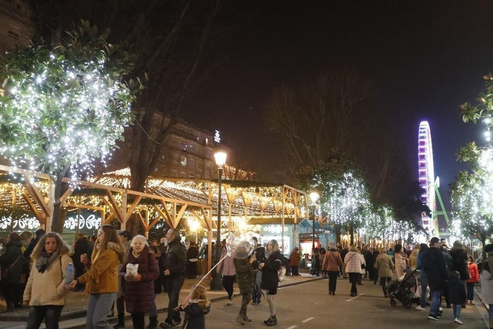 Los turistas invaden Vigo en el Puente32