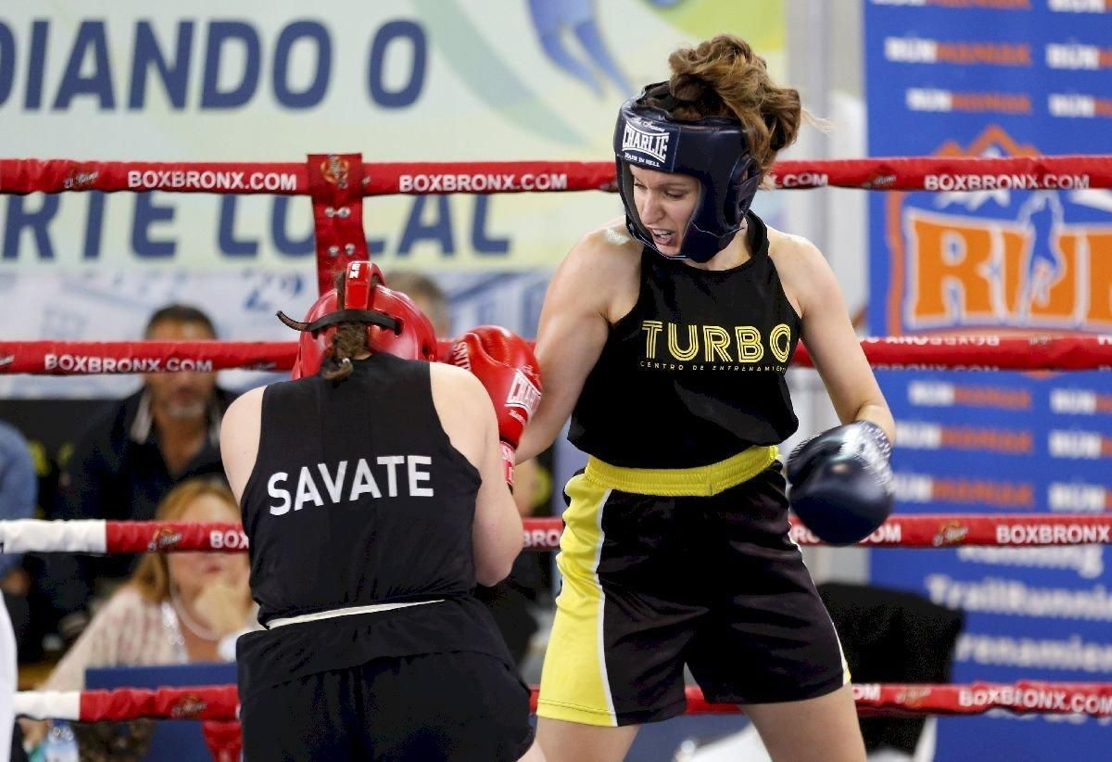 Luzia Piñero golpea a su rival Verónica Alonso entre las 12 cuerdas.