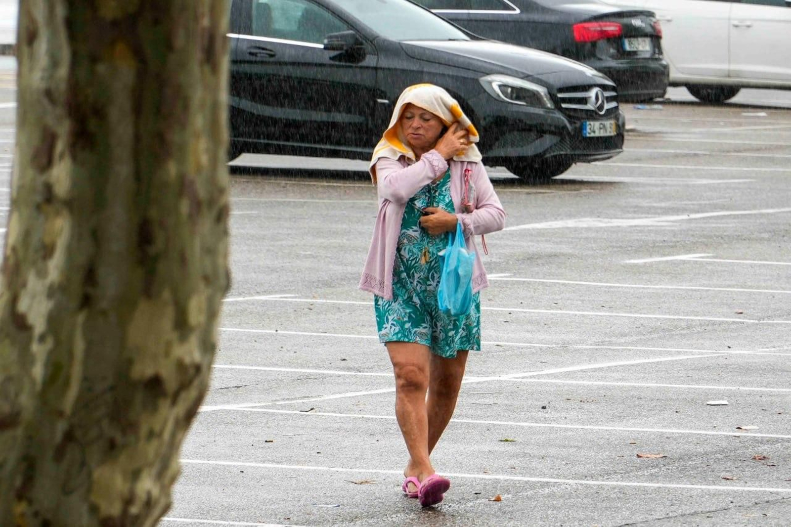 Galería | La lluvia sorprende a Vigo tras meses de tiempo seco
