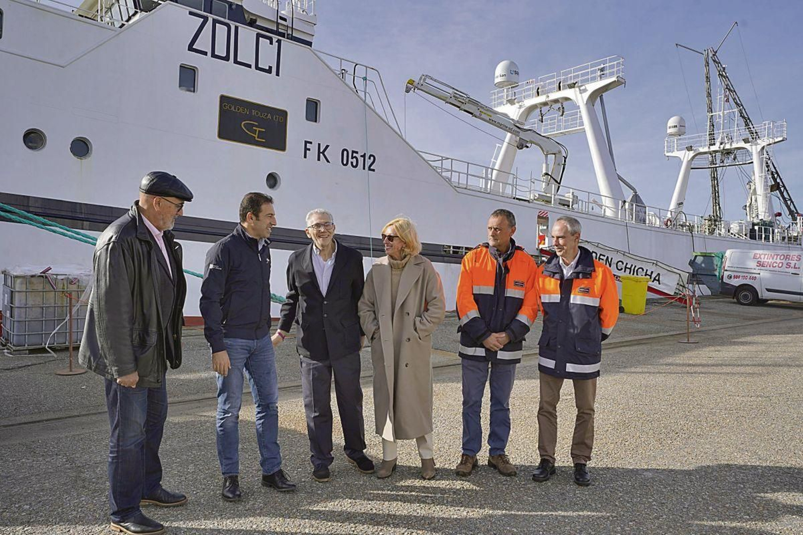 El conselleiro Alfonso Villares, con Javier Touza ante su barco, con matrícula de Falkland.