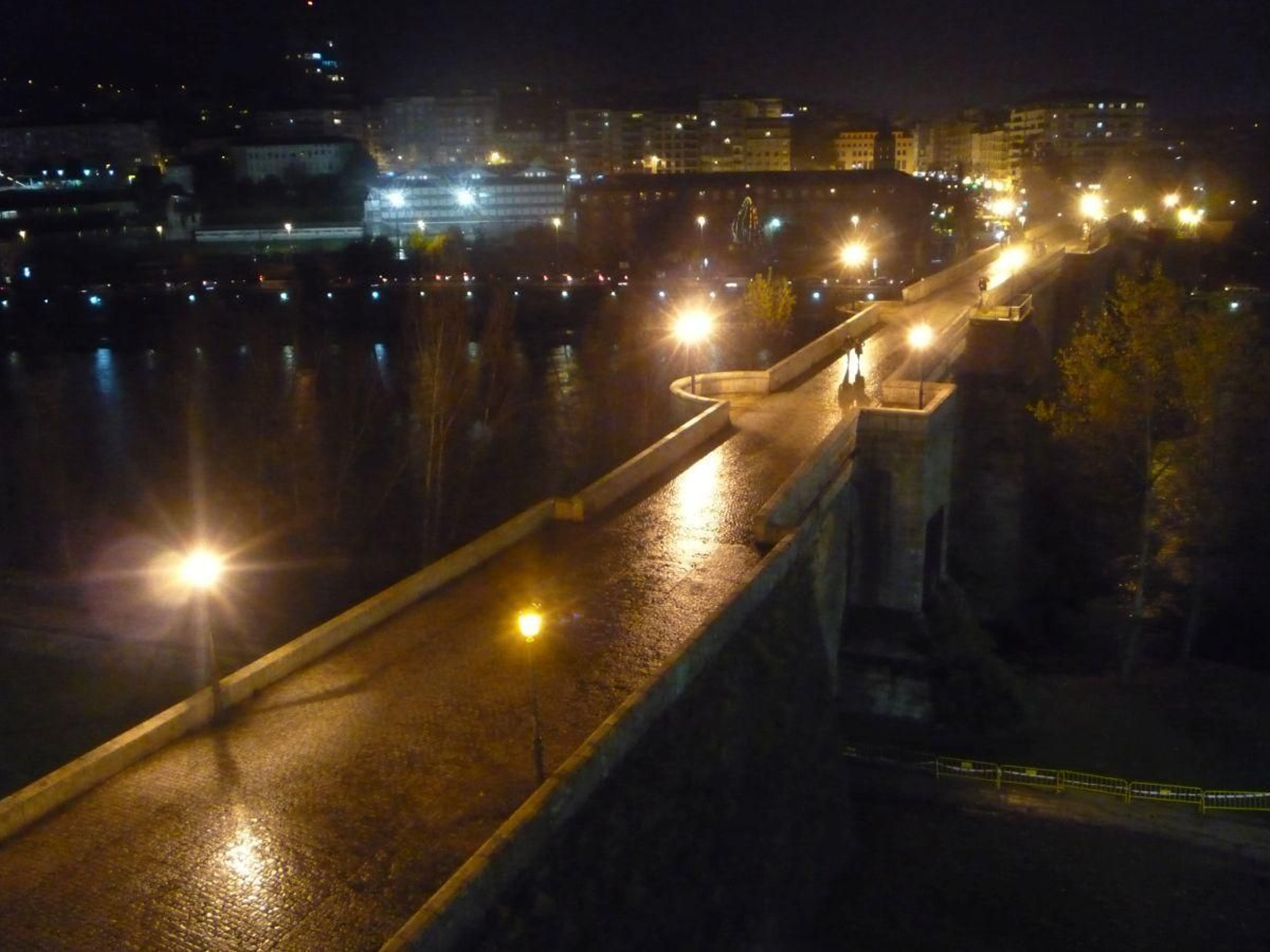 Las viejas farolas dan al puente una dimension señorial.