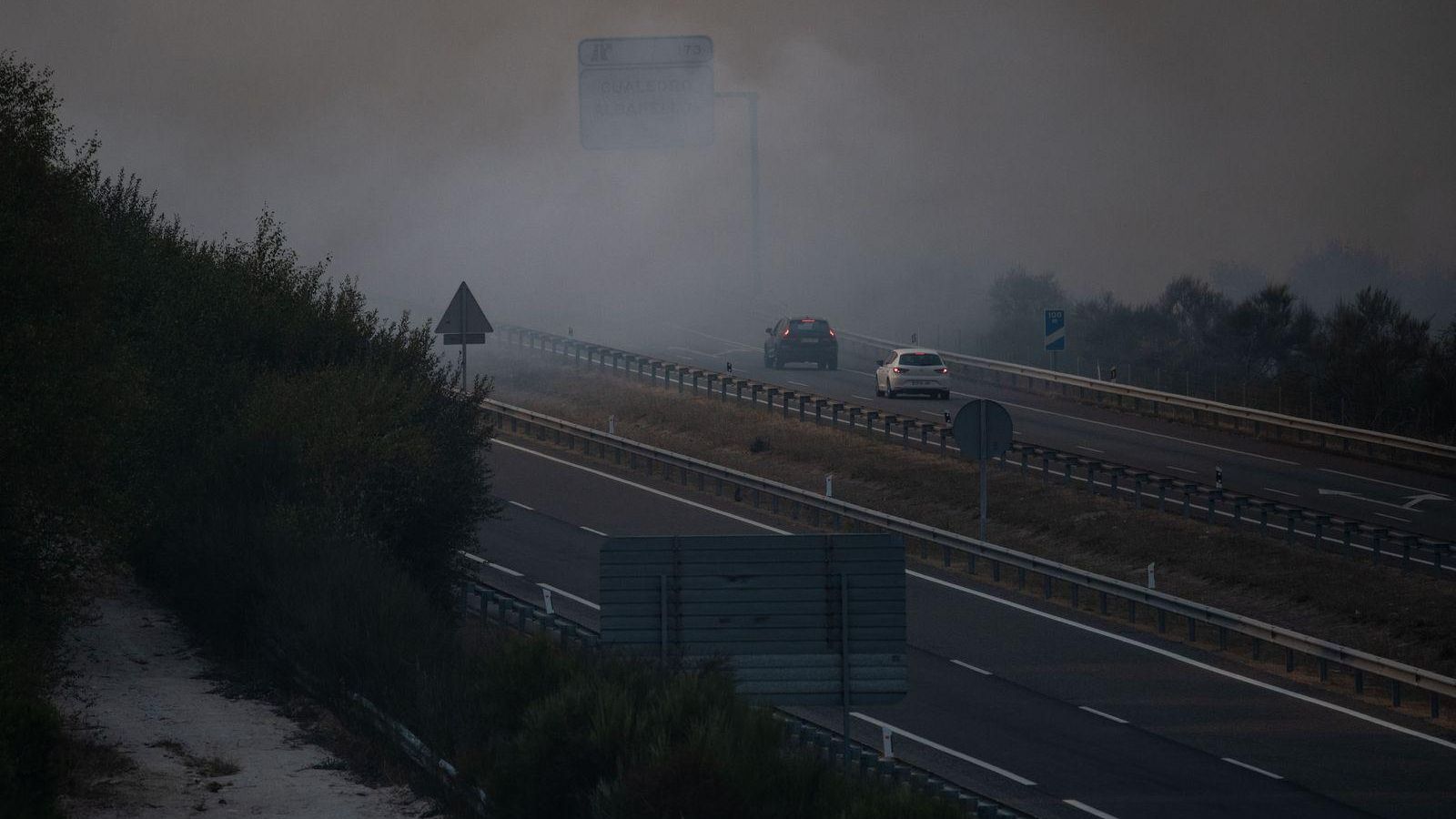 CUALEDRO (LAMAS). 14/09/2020. OURENSE. Incendio en el concello de Cualedro con varios focos en diferentes localidades como Carzoá, Cualedro ou San Martiño. FOTO: ÓSCAR PINAL  Autovía A52 cortada a la altura de Cualedro