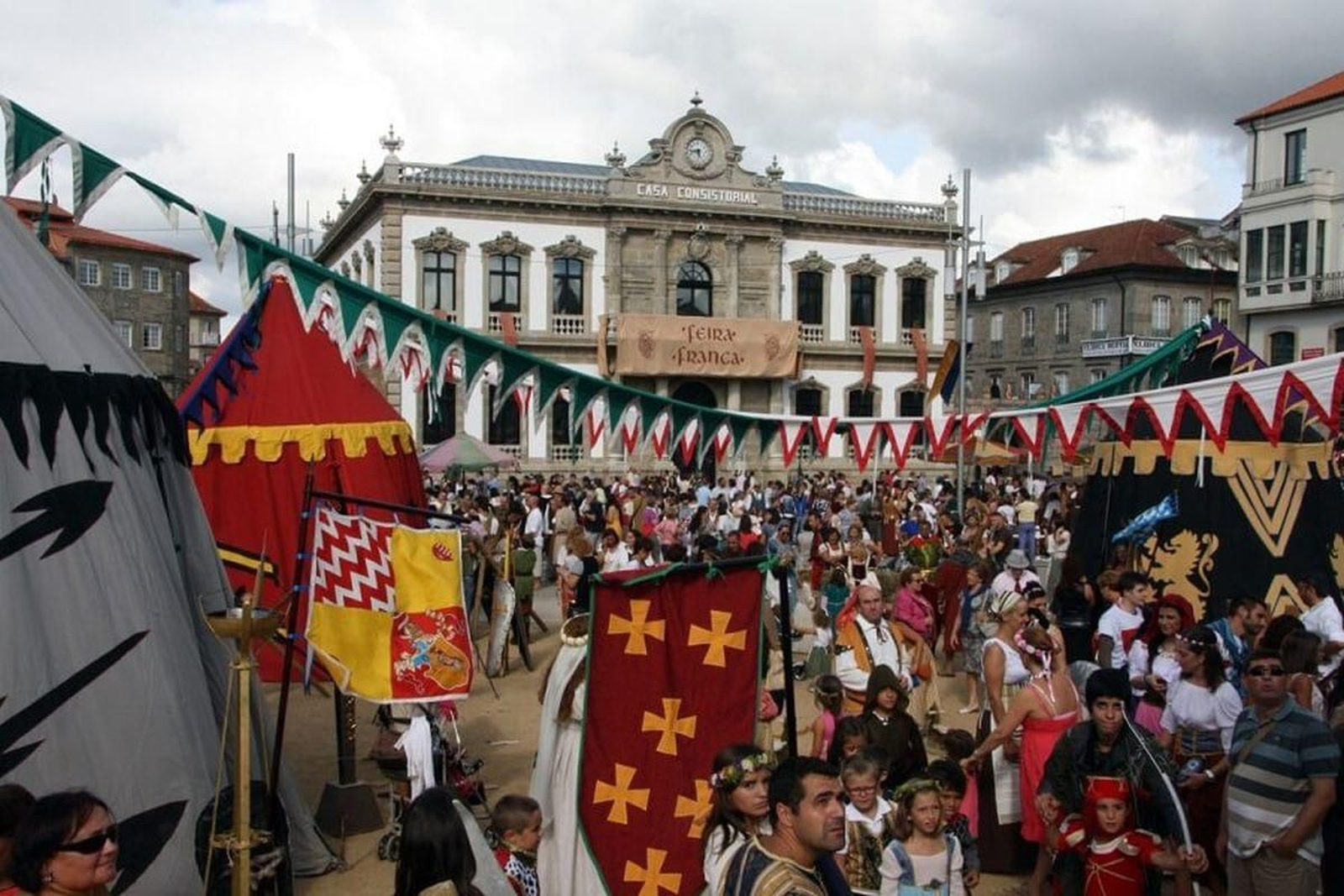 Las calles de la ciudad ofrecen escenas como el transporte de vino, trabajos antiguos, muestras de caza y danzas.