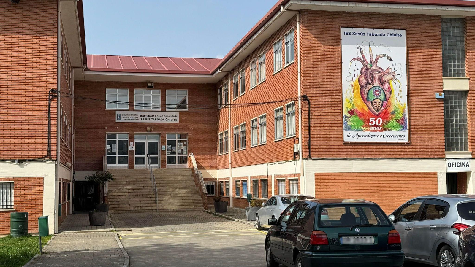 Cartel conmemorativo de los 50 años en la fachada del instituto Chivite de Verín.