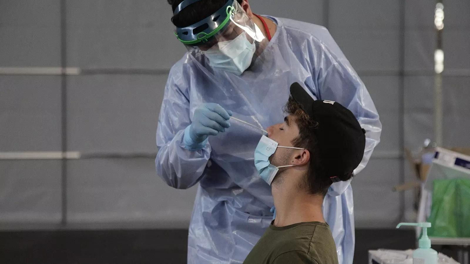 Paciente recibiendo una PCR en 2020