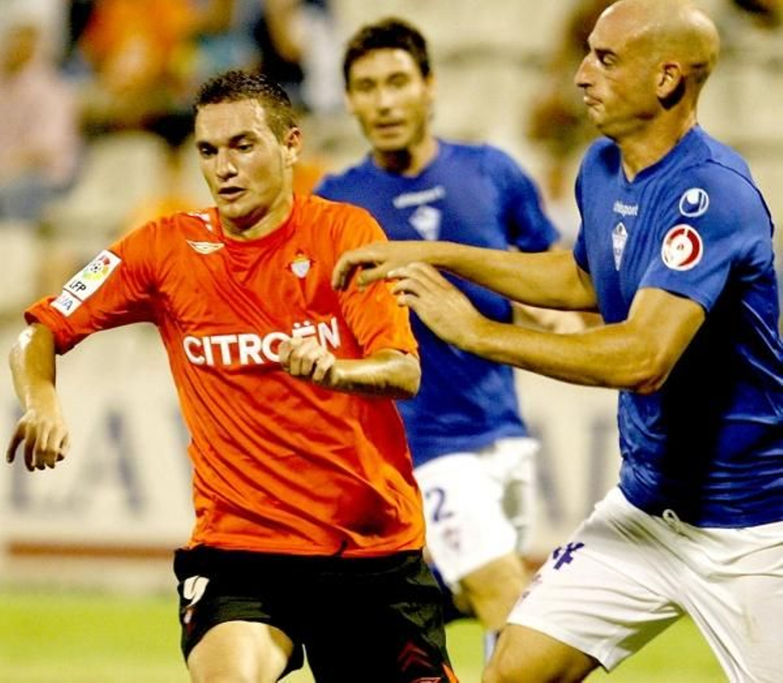 Cristian Castells pugna por un balón con el céltico David Rodríguez en el Alicante-Celta del curso pasado.