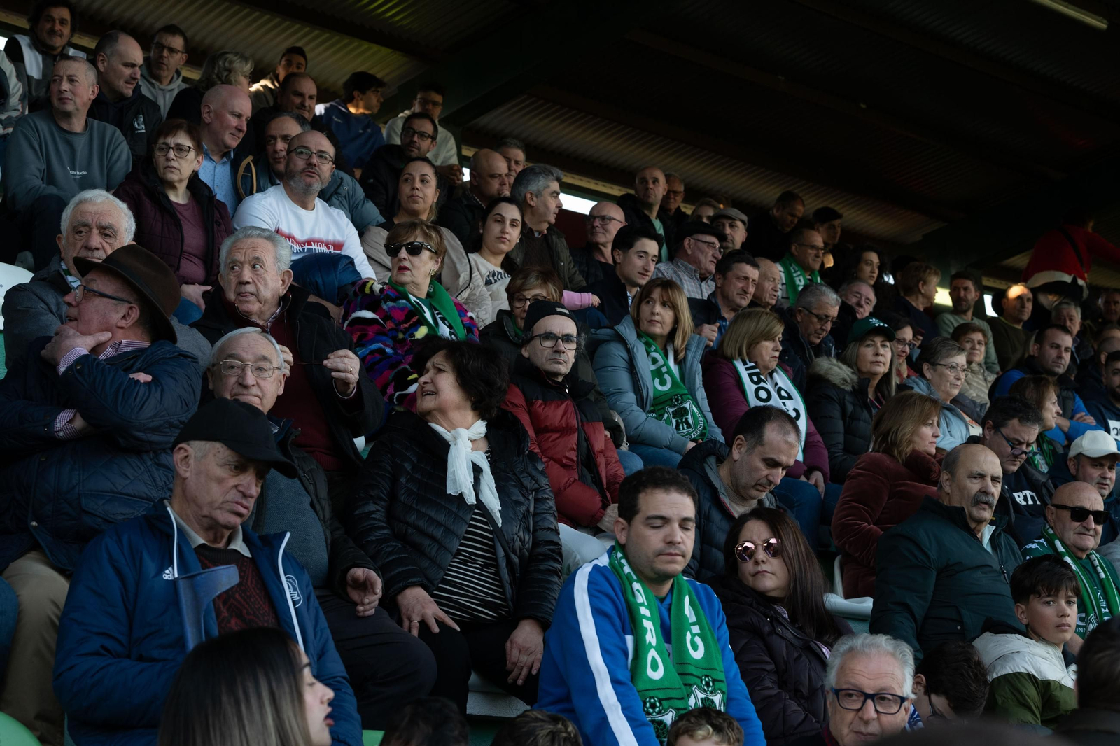 Galería | Espiñedo vive una tarde noche de fútbol donde el Arenteiro cayó ante el Tenerife