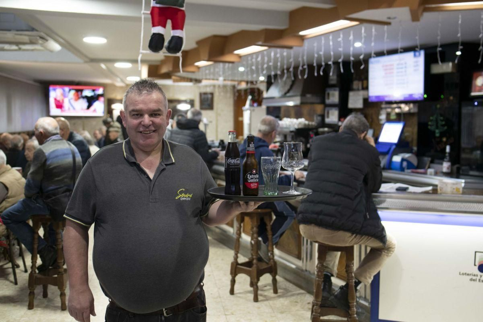 José Manuel Bouzo en el Café Azteca, donde sus clientes se sienten como en casa.