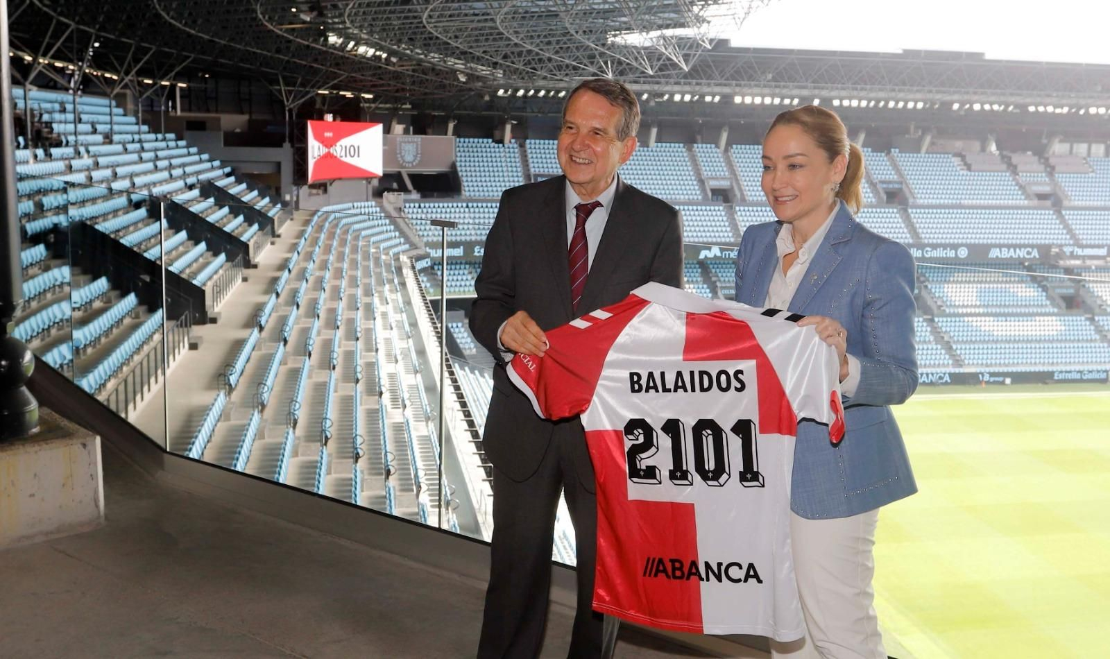 Caballero y Mouriño, ayer en Balaídos, escenificando el acuerdo hasta 2101 con la camiseta viguesa del Celta.