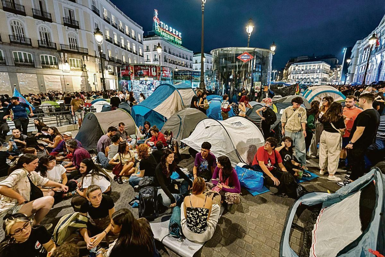 Decenas de personas continúan acampadas en la Puerta del Sol.