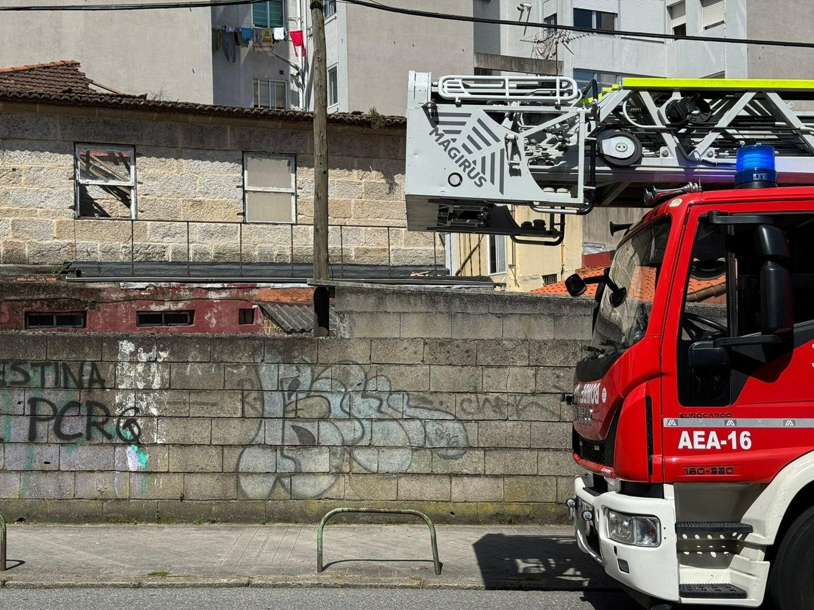 El bombero esta revisando el tejado cuando cayó una pared.