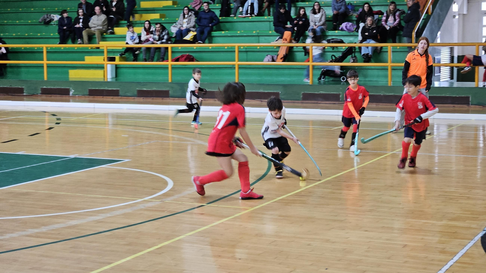 Galería | La cantera del hockey sala ourensano disfruta de una jornada de competición con +Deporte La Región